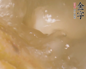 沸腾后捞出葱结，小火炖45分钟，加山药再炖15分钟。。
