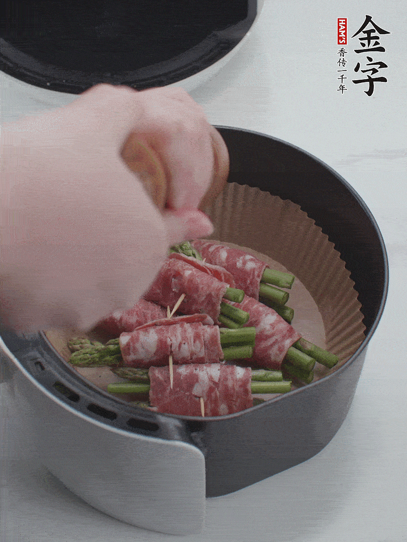 在培根卷上撒点黑胡椒碎。！！