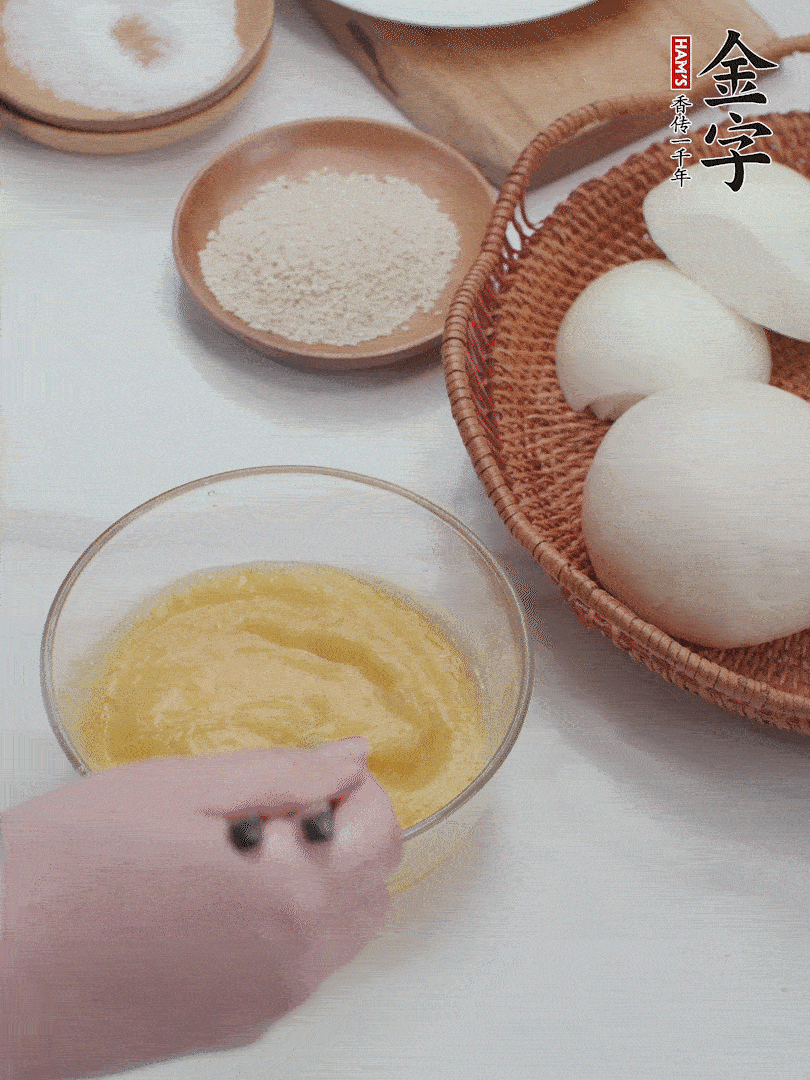 2个鸡蛋参与1小勺盐、、、1/2小勺胡椒粉打散。