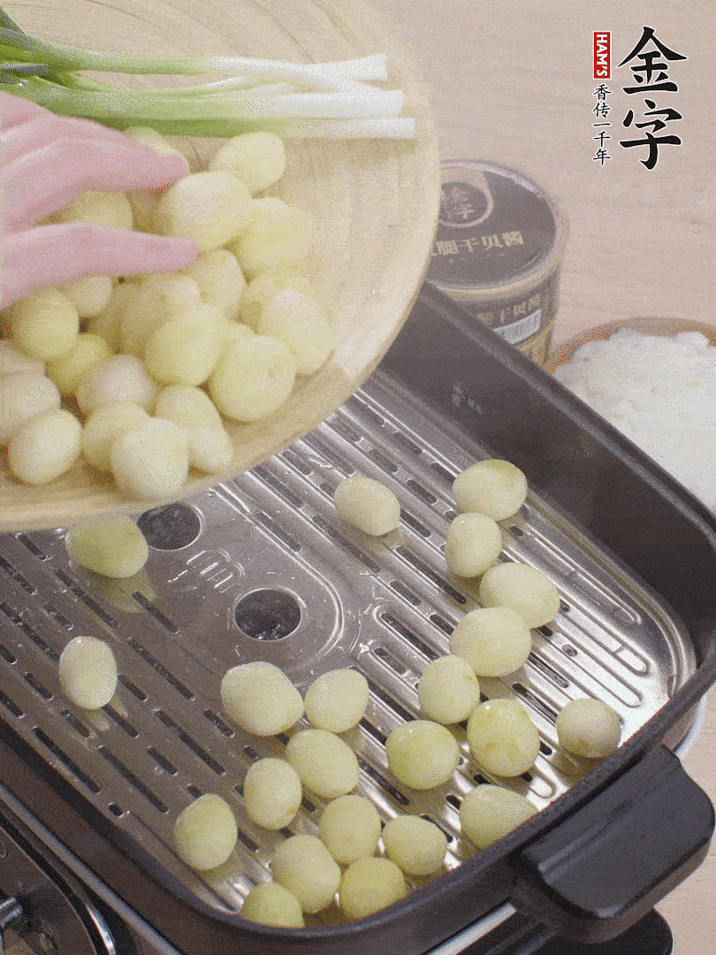 去皮小土豆蒸熟。。。