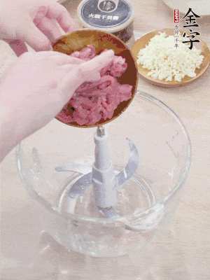 牛肉搅成牛肉泥。