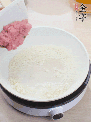 锅内热油，蒜泥、、牛肉泥炒至酥香。