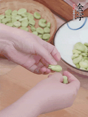 蚕豆剥壳，去掉豆衣，切碎。。