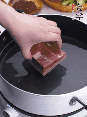 金字淡咸肉冷水入锅煮15分钟。。。