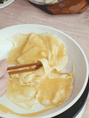 油6成热时，下鸡蛋液，边缘凝固时翻拌成块状！！
