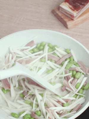 下茭白丝、青豆翻炒。！