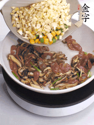 锅里热油，爆香葱白，下香肠片炒至微微出油，加时蔬！！、香菇！！、春笋粒翻炒均匀！！！