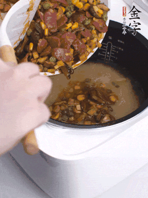 铺在洗好的大米上，加净水，与食材持平！！！