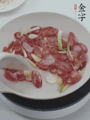 热锅爆香姜蒜片，，，下香肠炒出香味。。