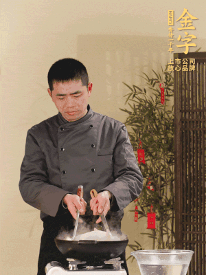 整只土鸡冷水下锅，加葱姜、、料酒焯水，捞出后用温水洗濯干净！！。