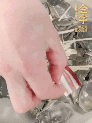 姜、大闸蟹、咸肉顺次铺上，倒浅浅一个底的花雕酒。