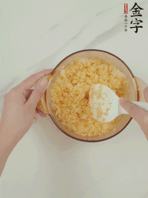 隔夜剩米饭加蛋黄搅拌均匀。。