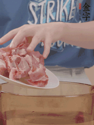 排骨剁小块，，，加姜片、、、料酒沸水下锅焯水。