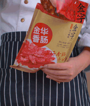香肠切成斜片，，，小米辣切成斜片！！！。