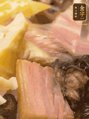 倒入滚烫的热水，，，炖煮20分钟，，，汤浓汁白