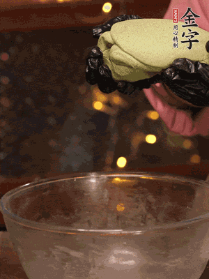 水里放点盐，，，烧开后放艾草，，，一勺小苏打，，，捞出浸入凉水，，，打成艾草泥