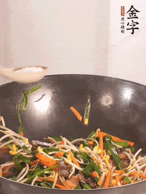 炒合菜：：：金字酱油肉、、绿豆芽、、韭菜