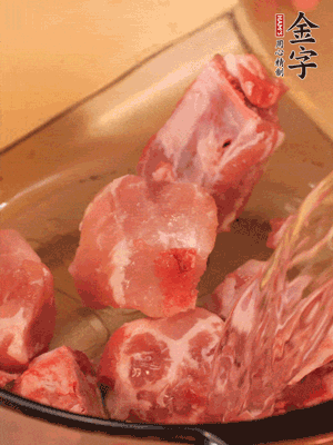排骨冷水下锅，加料酒、姜片，煮开绰水