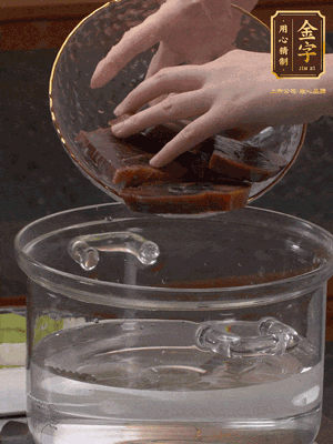 火腿蹄片冷水下锅，，，水沸腾后煮5分钟焯水