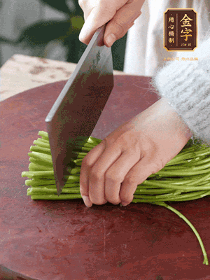 正嫩的藜蒿，，，掐头去除根部，，，切小段
