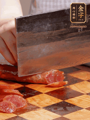 金字香肠煮熟，切片