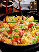 加水，，，没过大部门食材。。。把沥干水分的米饭均匀地铺在上面，，，筷子戳几个洞