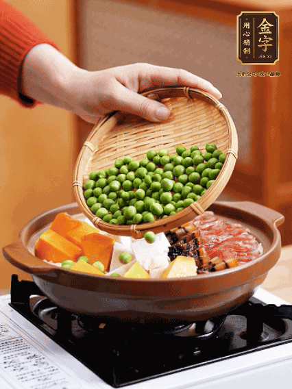 再铺上香肠、、酱油肉、、豌豆，，，小火煲6分钟