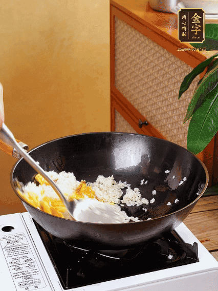 3个鸡蛋搅成蛋液，，下锅煎至5成熟