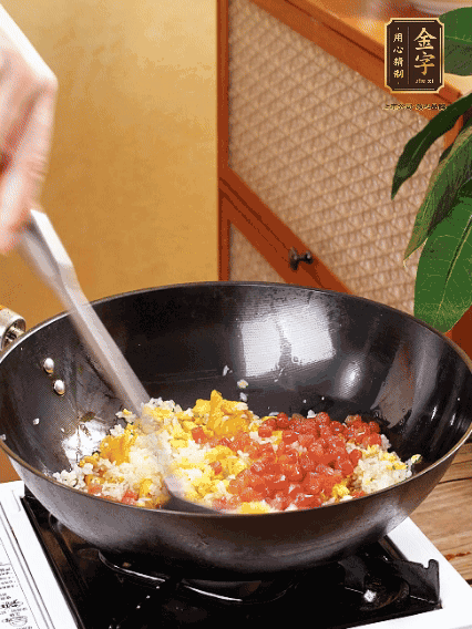 放隔夜饭搞乱，，加香肠，，1勺生抽、、半勺盐调味。！！Ｗ詈笕龃谢