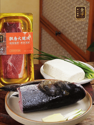花鲢鱼头处置干净（刮黑膜、除贴骨血、拔鱼牙、剪鱼鳍、刮净鱼肉理论杂质），，，从中央劈开成两半，，，擦干水分