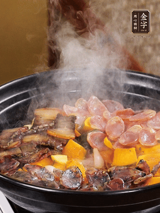 关火铺上土香肠、、梅干菜香肠、、酱肉，，加生抽、、净水、、黑胡椒粉调成的料汁，，中火焗5分钟