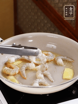 秘制煲仔饭酱油：：2勺蒸鱼豉油、、、半小勺糖、、、1大勺净水搅拌均匀煮1分钟
