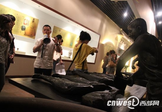 太阳成集团tyc9728总经理薛长煌带记者参观中国火腿博览馆